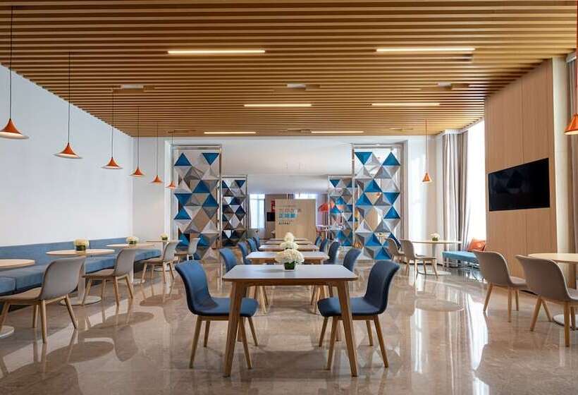 Отель Holiday Inn Express Chengde Park View, An Ihg