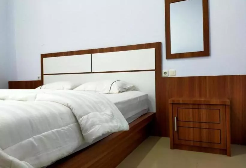 Hotelli Reddoorz @ Sunset Resort Bau Bau