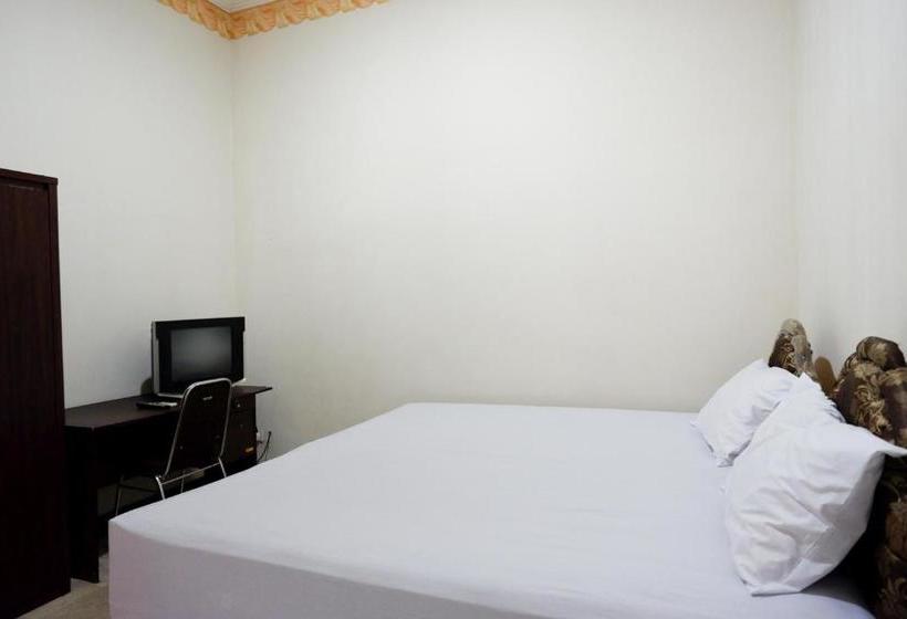 Hotel Reddoorz @ Sunset Resort Bau Bau