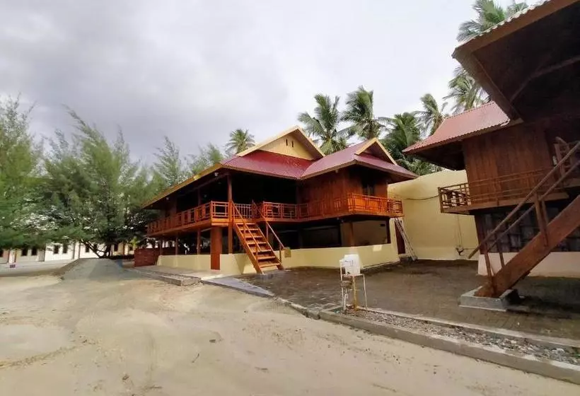 Hotelli Reddoorz @ Sunset Resort Bau Bau