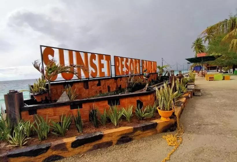 Hotelli Reddoorz @ Sunset Resort Bau Bau