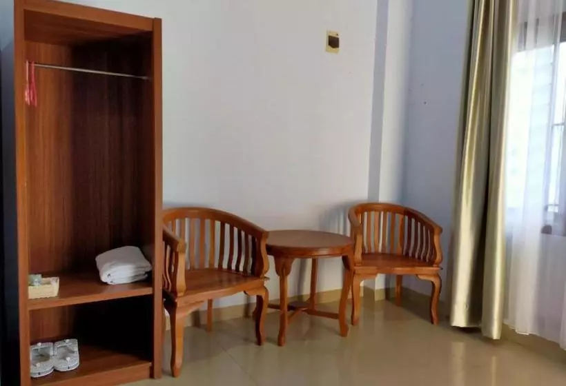 Hotelli Reddoorz @ Sunset Resort Bau Bau