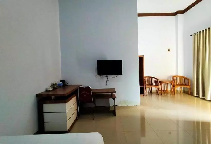 Hotelli Reddoorz @ Sunset Resort Bau Bau