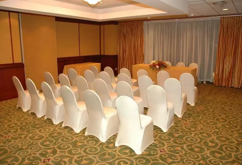 هتل Crowne Plaza San Pedro Sula