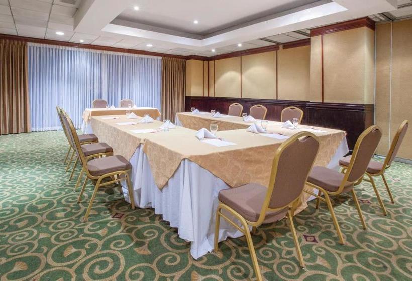 هتل Crowne Plaza San Pedro Sula