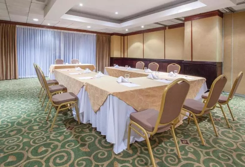 هتل Crowne Plaza San Pedro Sula