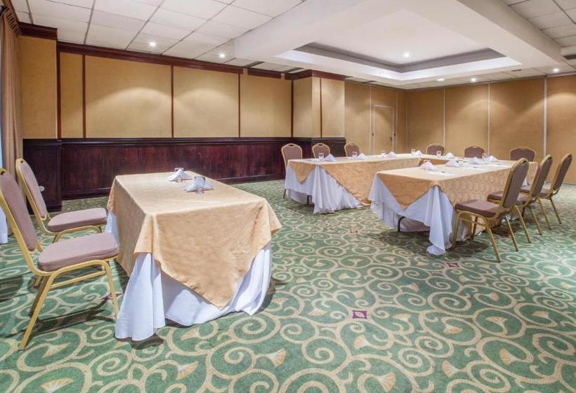 هتل Crowne Plaza San Pedro Sula