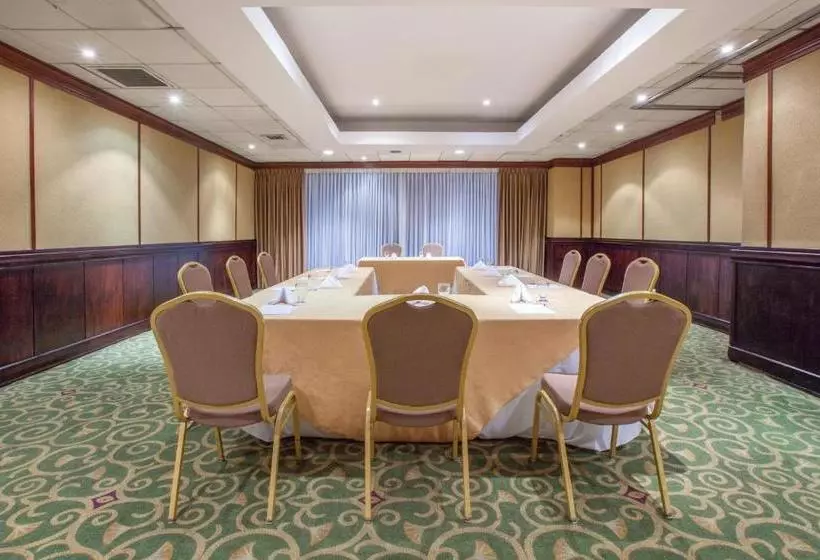 هتل Crowne Plaza San Pedro Sula