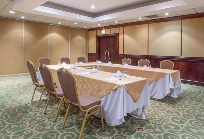 هتل Crowne Plaza San Pedro Sula