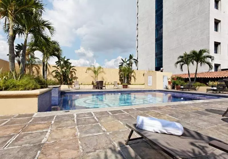 هتل Crowne Plaza San Pedro Sula