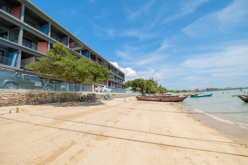 בית מלון כפרי Arch39 Phuket Beach Front