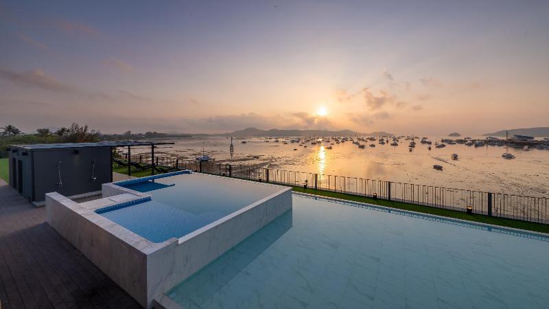 בית מלון כפרי Arch39 Phuket Beach Front