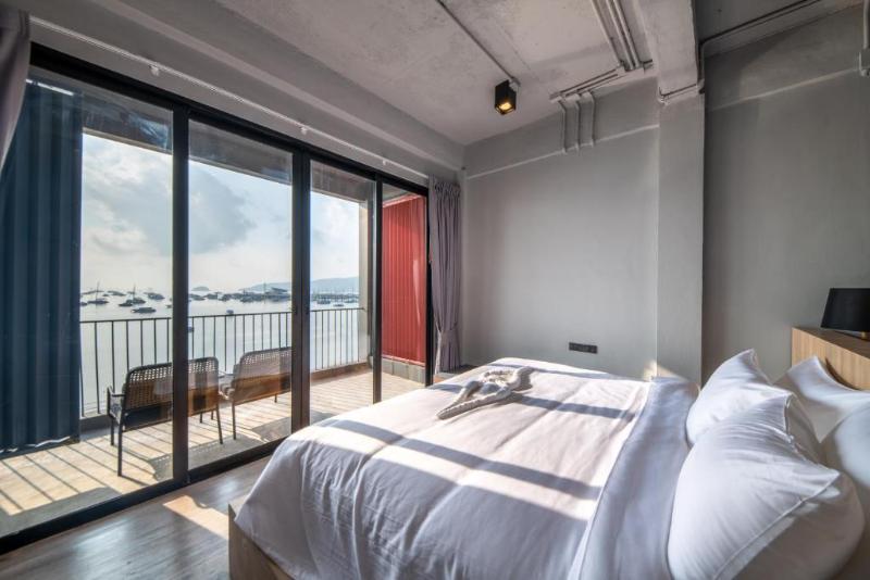 בית מלון כפרי Arch39 Phuket Beach Front