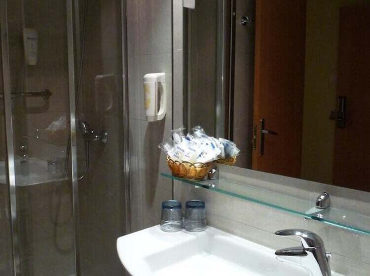 هتل 4c Puerta Europa