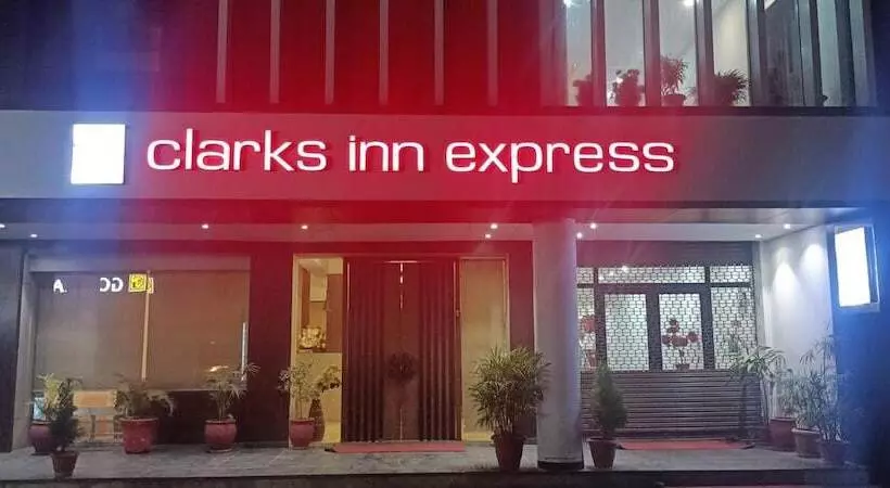 ホテル Clarks Inn Express Jammu