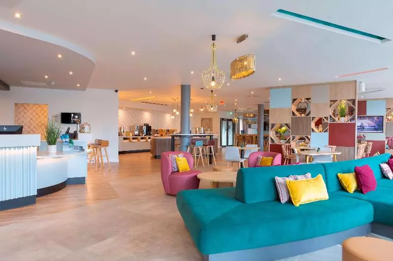 ホテル Hampton By Hilton Ashford International