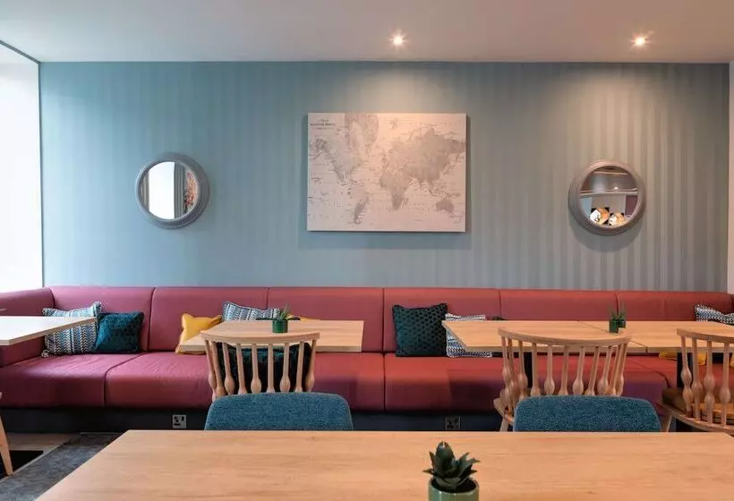 ホテル Hampton By Hilton Ashford International