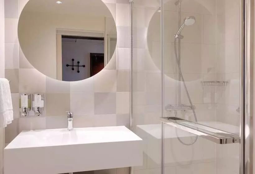 ホテル Hampton By Hilton Ashford International