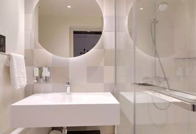 ホテル Hampton By Hilton Ashford International