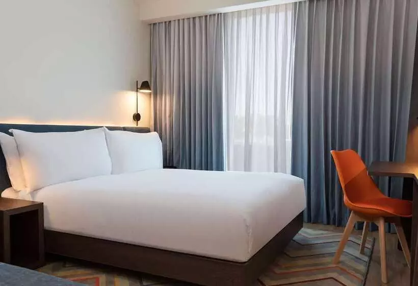 ホテル Hampton By Hilton Ashford International