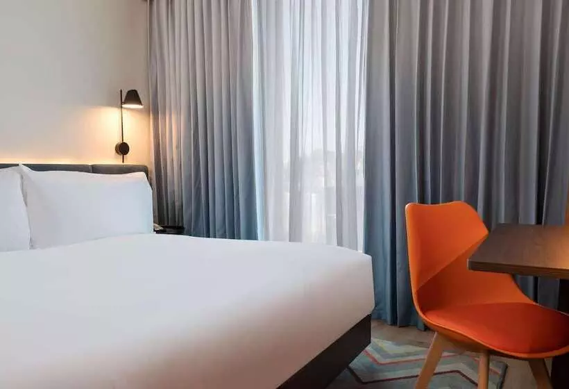 ホテル Hampton By Hilton Ashford International