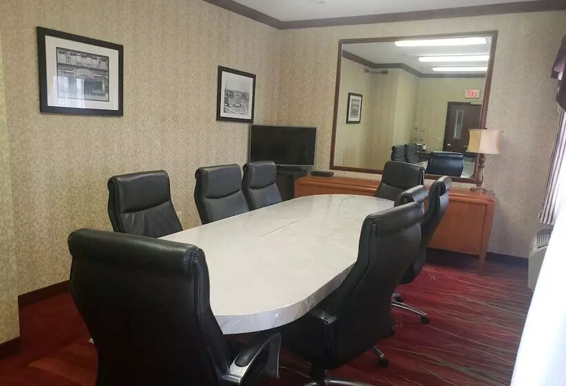 Отель A Victory Suites Warren