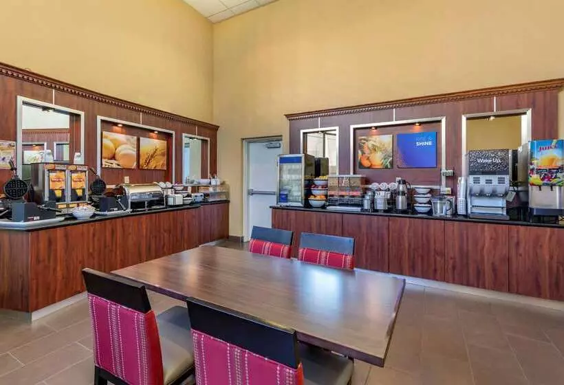 هتل Comfort Inn & Suites Near Universal  N. Hollywood  Burbank