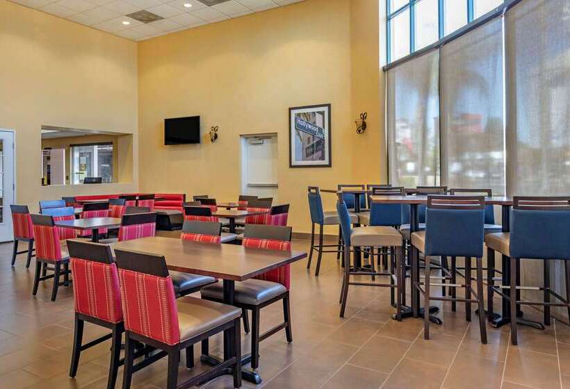 فندق Comfort Inn & Suites Near Universal  N. Hollywood  Burbank