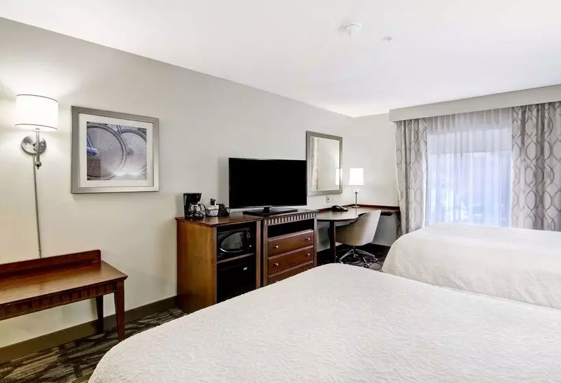 בית מלון כפרי Hampton Inn & Suites Saint John