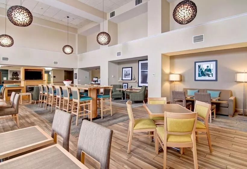 בית מלון כפרי Hampton Inn & Suites Saint John