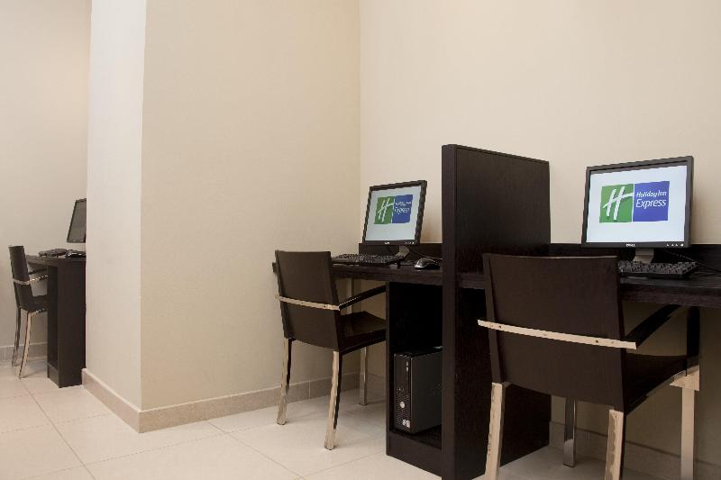 Отель Holiday Inn Express Dubai, Jumeirah, An Ihg