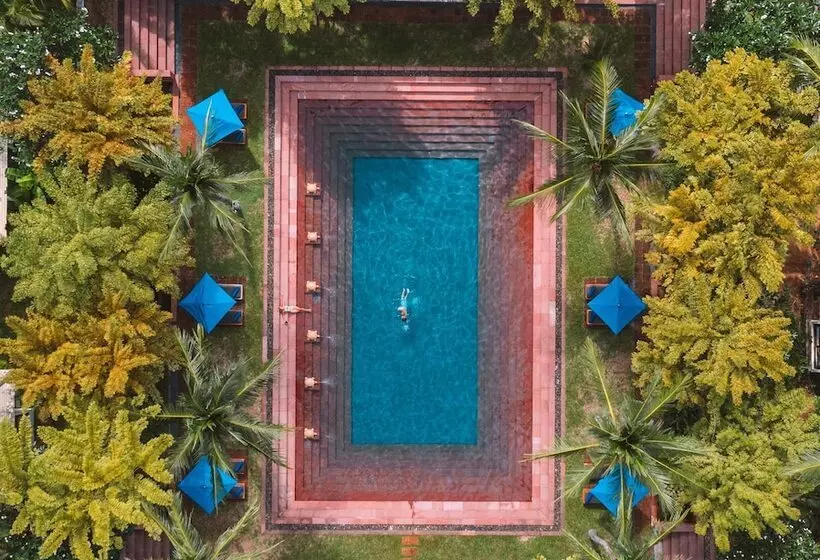 Отель Melati Beach Resort & Spa