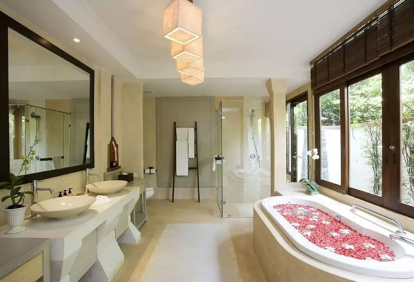 Отель Melati Beach Resort & Spa