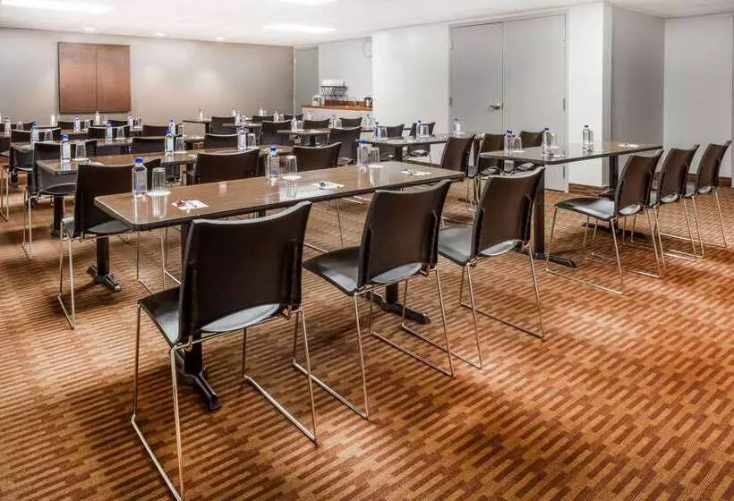 Отель Super 8 By Wyndham Peterborough