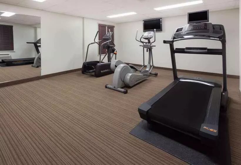 Отель Super 8 By Wyndham Peterborough