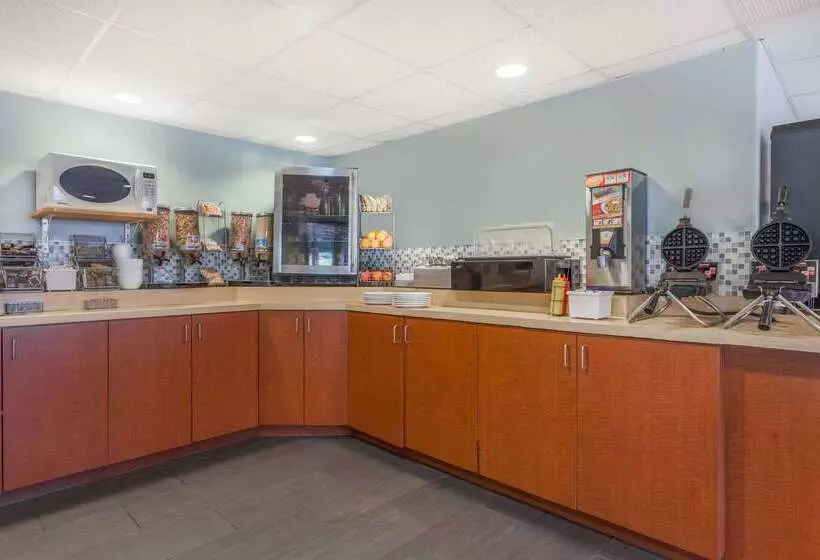 Отель Super 8 By Wyndham Peterborough