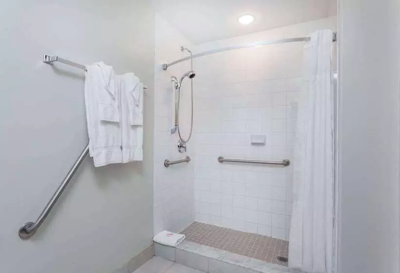 Отель Super 8 By Wyndham Peterborough