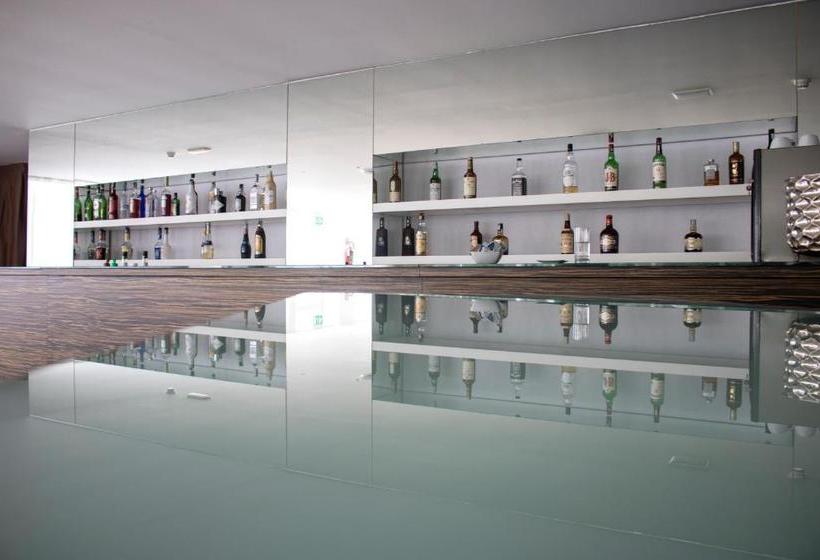 בית מלון כפרי White