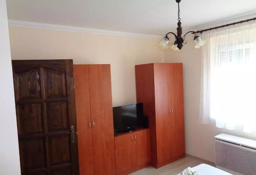 پانسیون Otthon Apartman