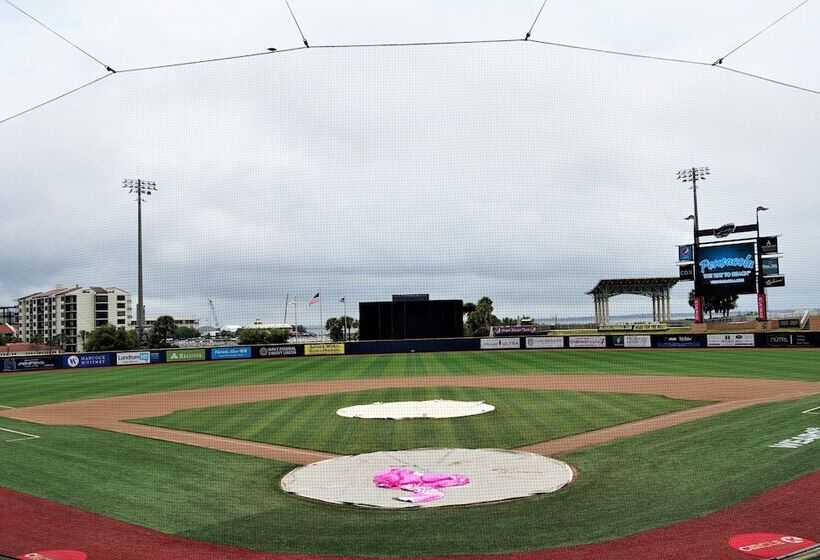 Отель Holiday Inn Express & Suites Gulf Breeze   Pensacola Area, An Ihg