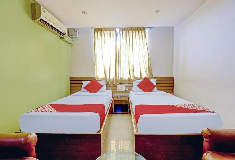 בית מלון כפרי Oyo 79381 Dm Residency