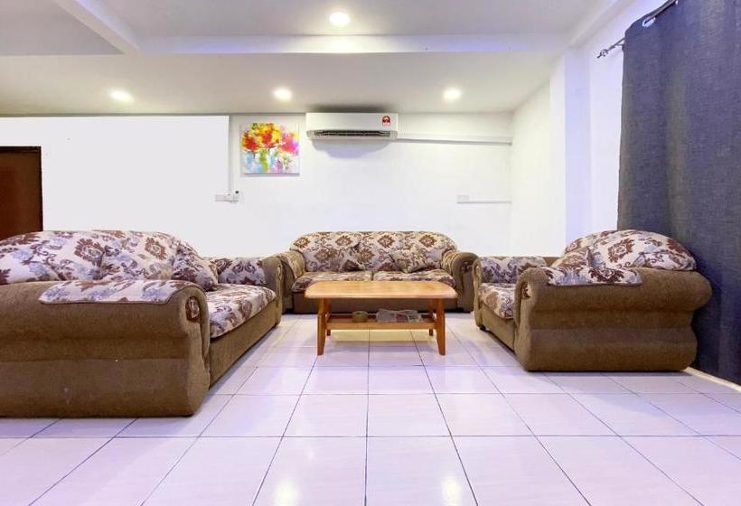 Hotelli Oyo 90217 Classic Homestay Keningau