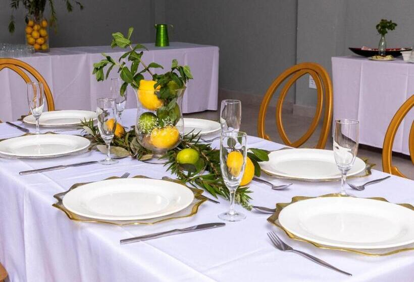 호텔 247 @ White River