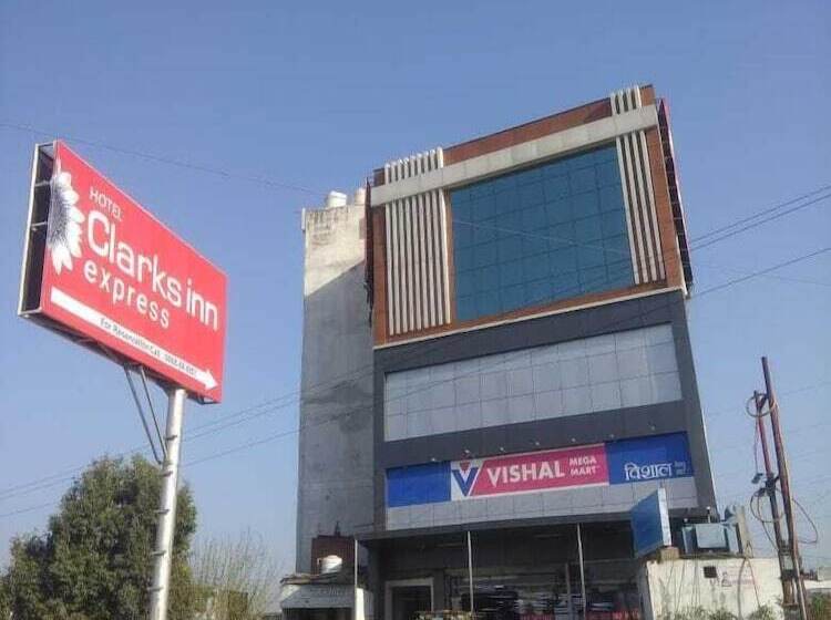 בית מלון כפרי Aakriti Clarks Inn Express