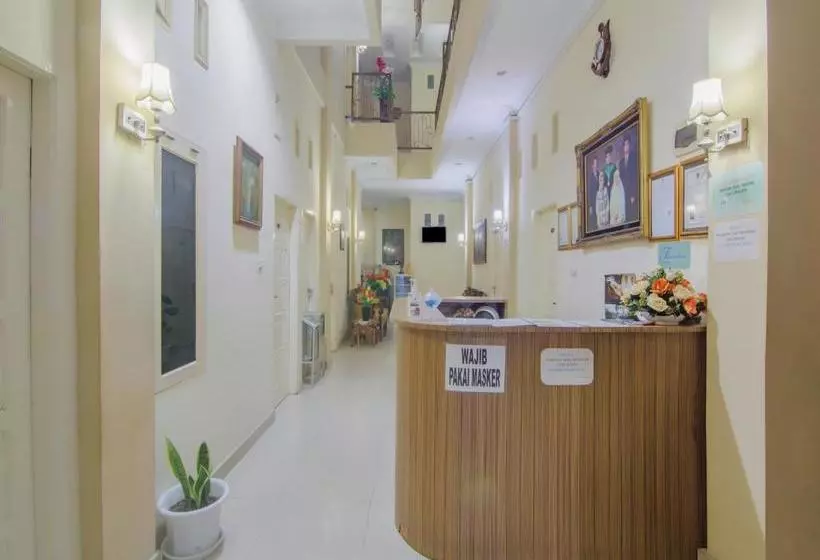 ホテル Oyo 90327  Faradisa Syariah