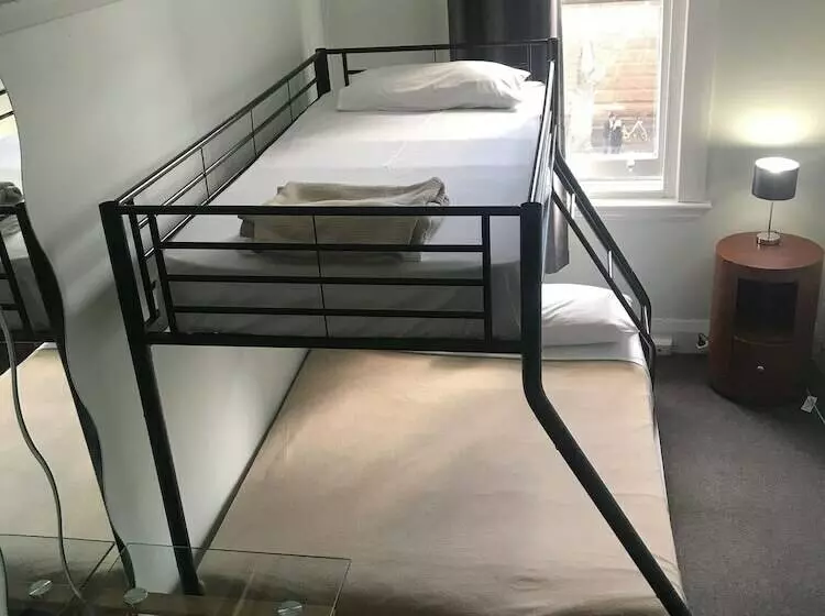 فندق Home Backpackers