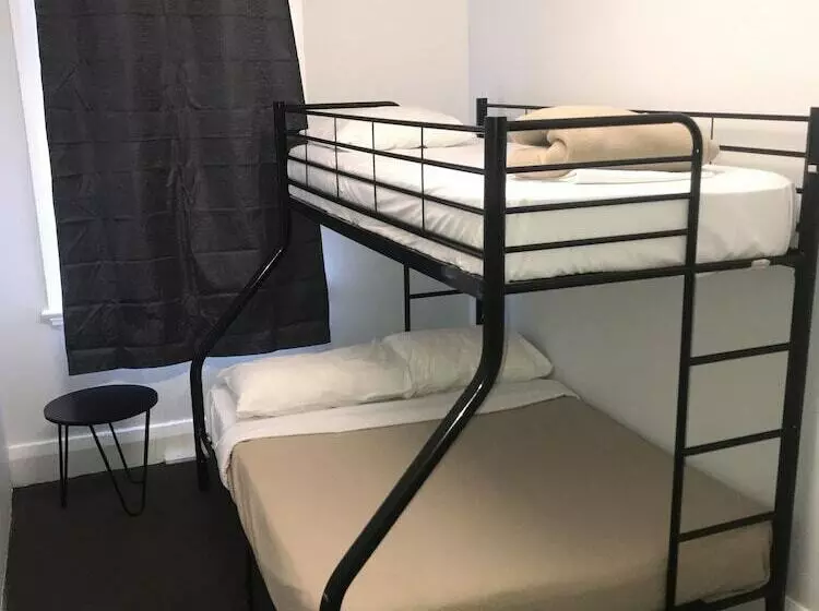 فندق Home Backpackers