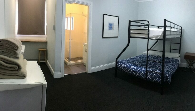 فندق Home Backpackers