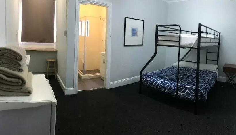 فندق Home Backpackers