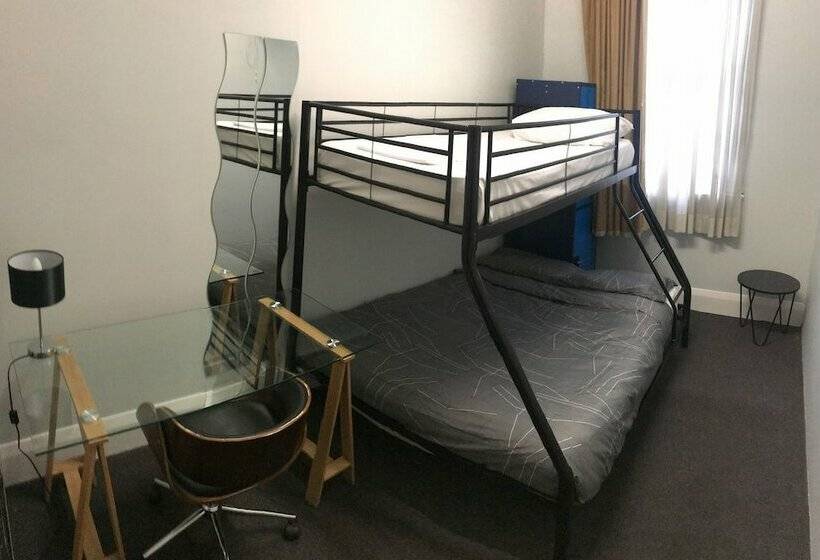 فندق Home Backpackers